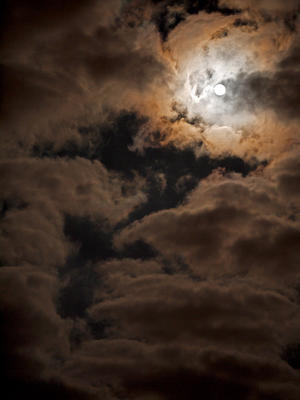 Księżyc w chmurach